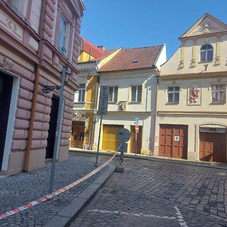 Apartman V Centru Na Velkem Namesti Градец-Кралове Экстерьер фото