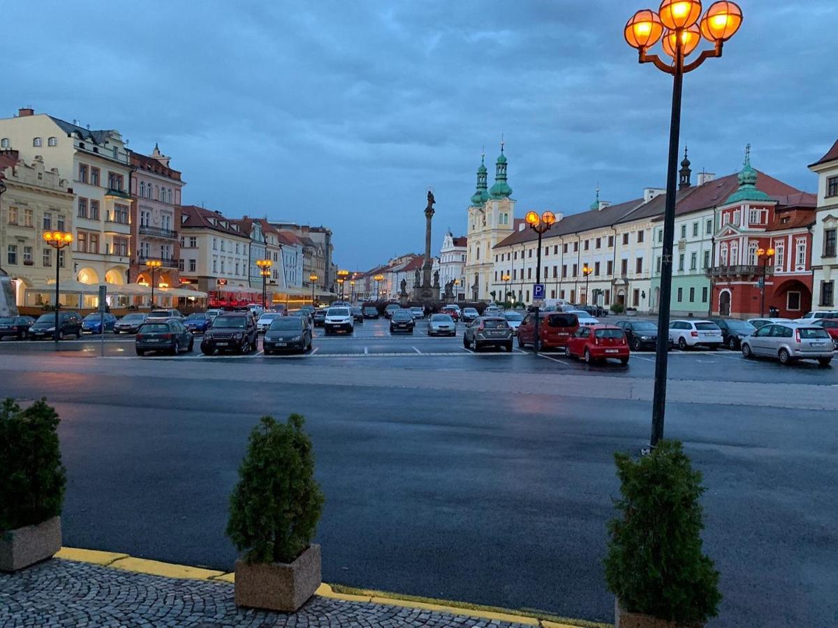 Apartman V Centru Na Velkem Namesti Градец-Кралове Экстерьер фото