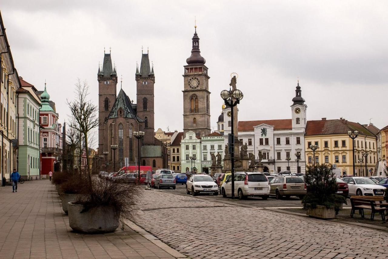 Apartman V Centru Na Velkem Namesti Градец-Кралове Экстерьер фото