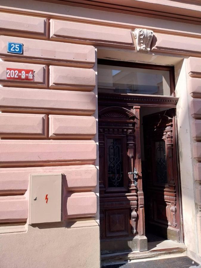 Apartman V Centru Na Velkem Namesti Градец-Кралове Экстерьер фото