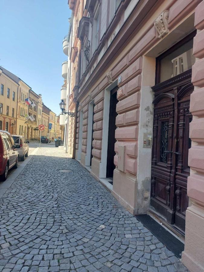 Apartman V Centru Na Velkem Namesti Градец-Кралове Экстерьер фото